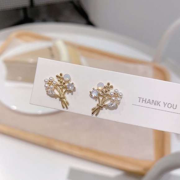 NEW 14K Gold Plated Diamond Flower Stud Earrings a - Picture 5 of 10